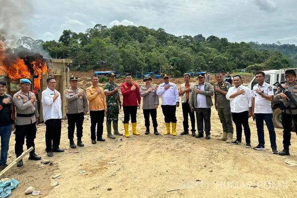 Operasi Bumi Hangus di Solok Selatan: Tembus Hutan 2 Jam, Satgas Ratakan Markas Tambang Emas Ilegal! - TAMBANG.NEWS