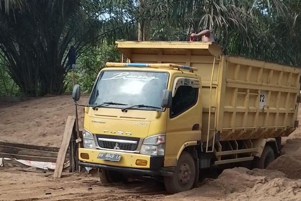 Rantau Katang di Ambang Runtuh: Jembatan Ambles dan Skandal ‘Oknum BPD’ di Balik Tambang Pasir Maut