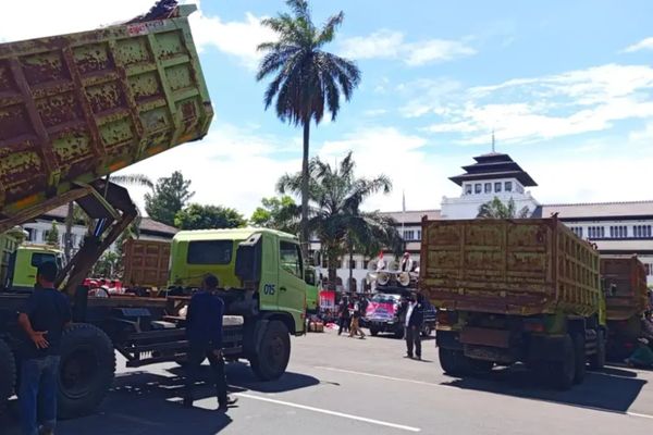 Deadline Ramadhan: 10 Ribu Buruh dan Seribu Truk Siap ‘Kepung’ Gedung Sate Jika Tambang Bogor Tak Dibuka - TAMBANG.NEWS